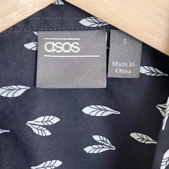 NEW ASOS Feather Print Short Sleeve Navy Button Down Shirt Men’s size Small - Picture 7 of 7